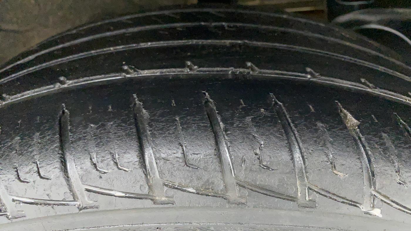 2017 Renault Duster RXL PETROL 104, Petrol, Manual, 33,494 km, Left Rear Tyre Tread