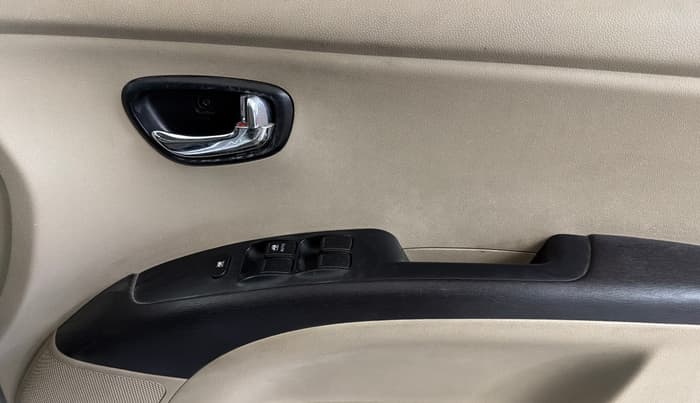 2015 Hyundai i10 SPORTZ 1.1, Petrol, Manual, 41,775 km, Driver Side Door Panels Control