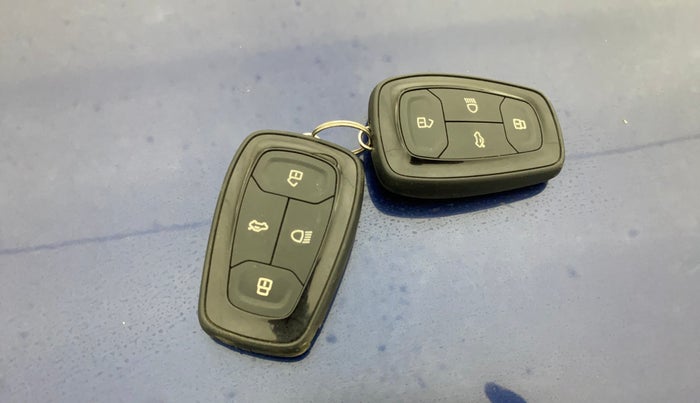 2023 Tata ALTROZ XZA + SUNROOF, Petrol, Automatic, 33,944 km, Key Close Up