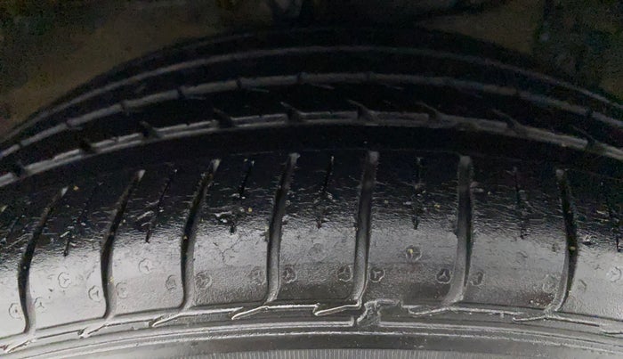 2018 Maruti Ciaz ALPHA 1.5 SHVS PETROL, Petrol, Manual, 27,958 km, Right Front Tyre Tread