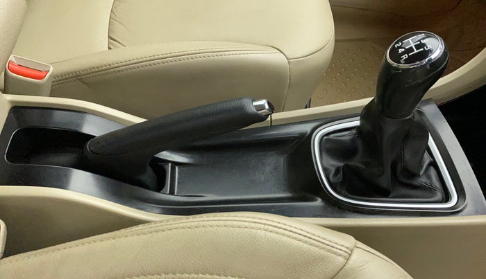 2018 Maruti Ciaz ALPHA 1.5 SHVS PETROL, Petrol, Manual, 27,958 km, Gear Lever