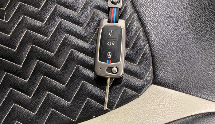 2022 Tata NEXON XM PETROL, CNG, Manual, 58,392 km, Key Close Up