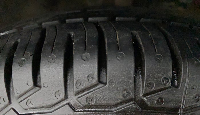 2010 Hyundai i10 MAGNA 1.1, Petrol, Manual, 99,122 km, Right Front Tyre Tread