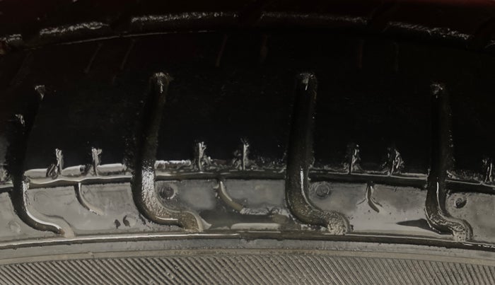 2018 Hyundai Eon MAGNA +, Petrol, Manual, 18,460 km, Left Front Tyre Tread