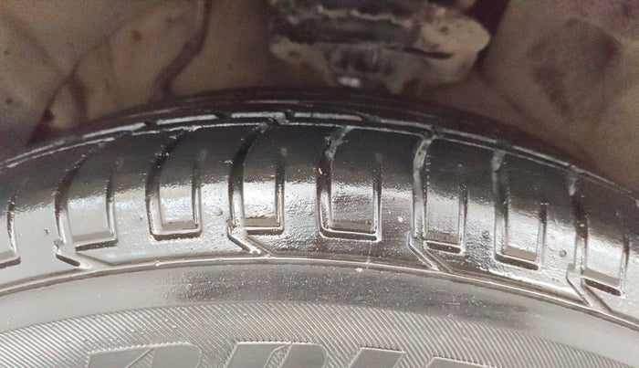 2022 Mahindra XUV300 W6 1.2 PETROL AMT, Petrol, Automatic, 30,959 km, Left Front Tyre Tread