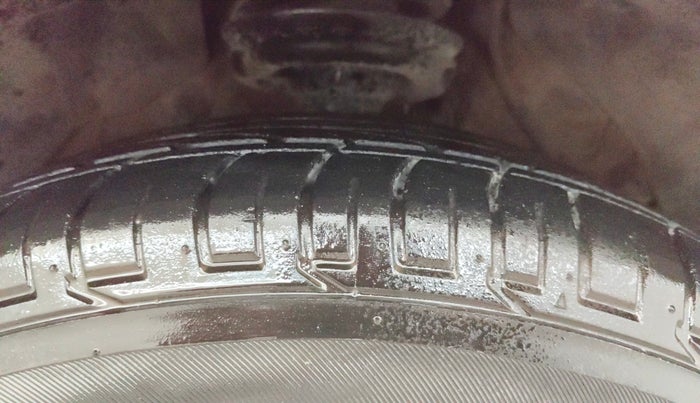 2022 Mahindra XUV300 W6 1.2 PETROL AMT, Petrol, Automatic, 30,959 km, Right Front Tyre Tread