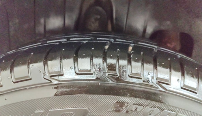 2022 Mahindra XUV300 W6 1.2 PETROL AMT, Petrol, Automatic, 30,959 km, Right Rear Tyre Tread