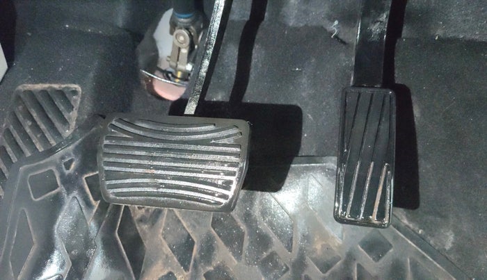 2022 Mahindra XUV300 W6 1.2 PETROL AMT, Petrol, Automatic, 30,959 km, Pedals