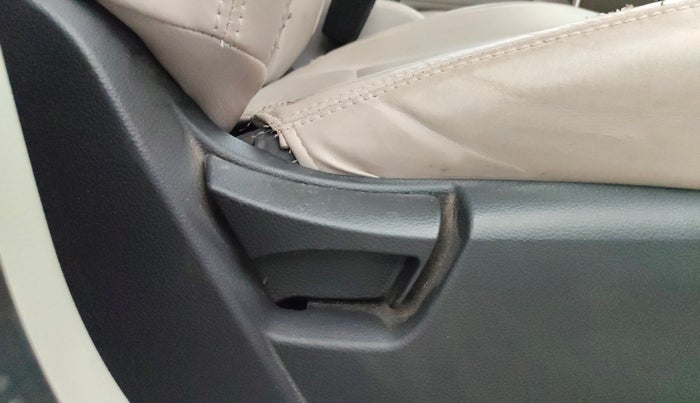 2022 Mahindra XUV300 W6 1.2 PETROL AMT, Petrol, Automatic, 30,959 km, Driver Side Adjustment Panel