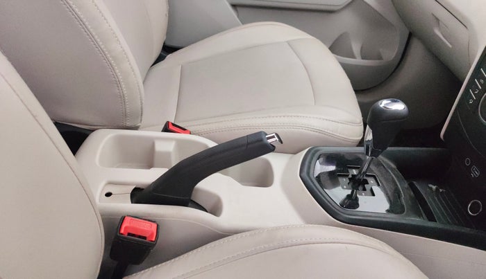 2022 Mahindra XUV300 W6 1.2 PETROL AMT, Petrol, Automatic, 30,959 km, Gear Lever