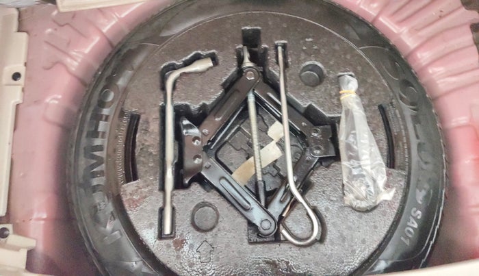 2022 Mahindra XUV300 W6 1.2 PETROL AMT, Petrol, Automatic, 30,959 km, Spare Tyre