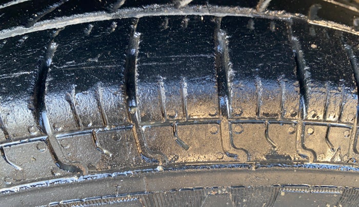 2018 Maruti Swift VXI, Petrol, Manual, 72,064 km, Left Front Tyre Tread