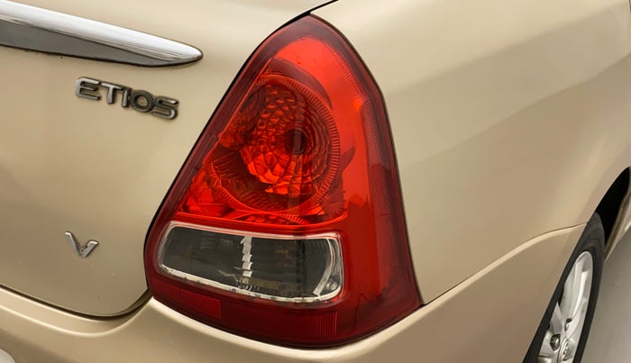 2011 Toyota Etios V, Petrol, Manual, 74,815 km, Right tail light - Minor scratches