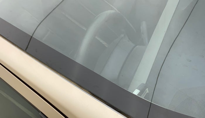 2011 Toyota Etios V, Petrol, Manual, 74,815 km, Right A pillar - Paint is slightly faded