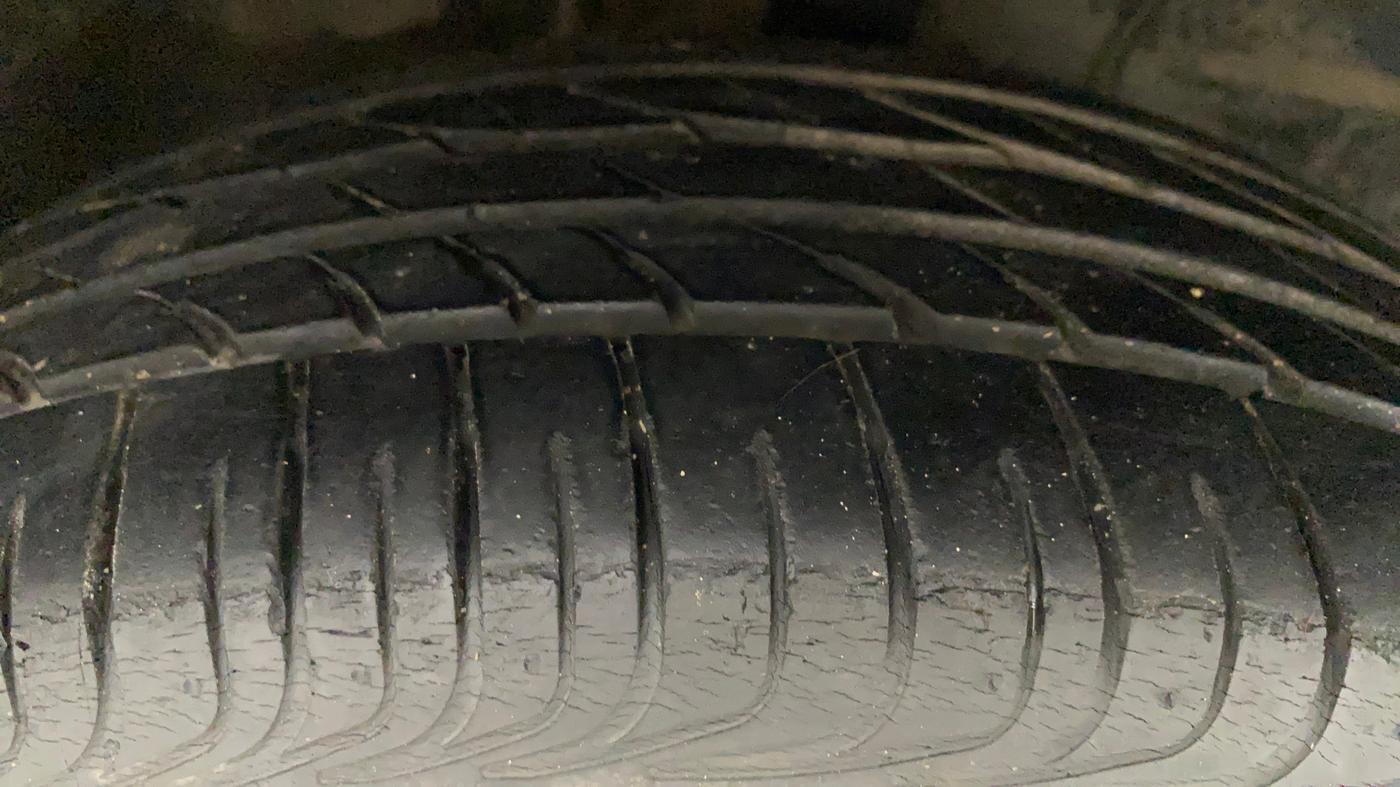 2011 Toyota Etios V, Petrol, Manual, 74,815 km, Right Front Tyre Tread