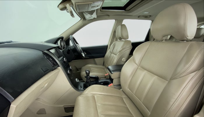 2015 Mahindra XUV500 W10, Diesel, Manual, 45,883 km, Right Side Front Door Cabin