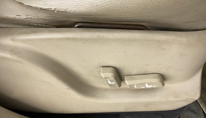2015 Mahindra XUV500 W10, Diesel, Manual, 45,883 km, Driver Side Adjustment Panel