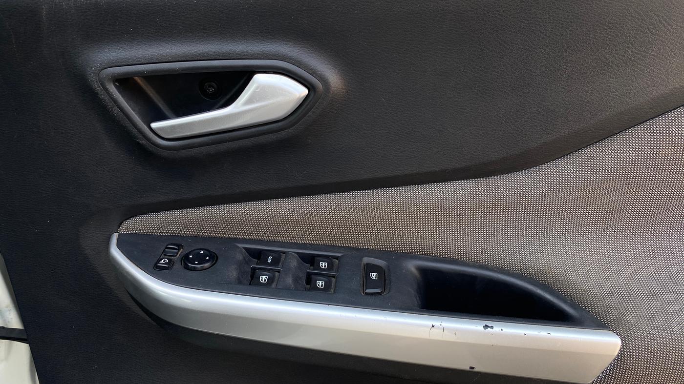 2021 Nissan MAGNITE XV MT, Petrol, Manual, 39,138 km, Driver Side Door Panels Control