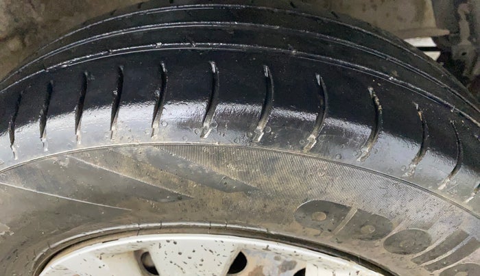 2017 Maruti Swift VXI, Petrol, Manual, 62,439 km, Right Front Tyre Tread
