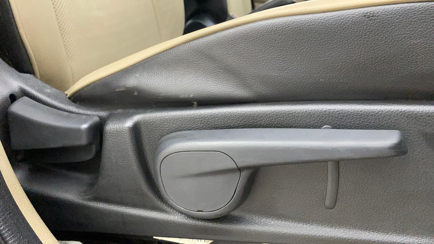 2017 Mahindra TUV300 T10 DUAL TONE, Diesel, Manual, 65,100 km, Driver Side Adjustment Panel