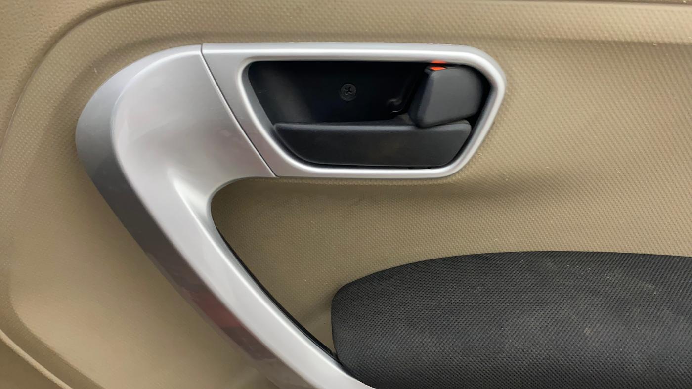 2017 Mahindra TUV300 T10 DUAL TONE, Diesel, Manual, 65,100 km, Driver Side Door Panels Control