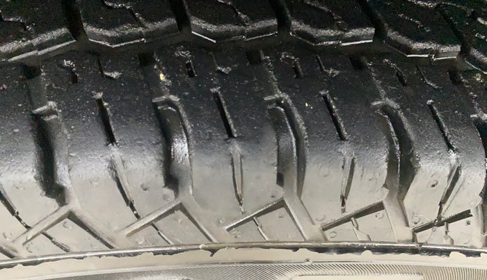 2017 Mahindra TUV300 T10 DUAL TONE, Diesel, Manual, 65,032 km, Left Front Tyre Tread