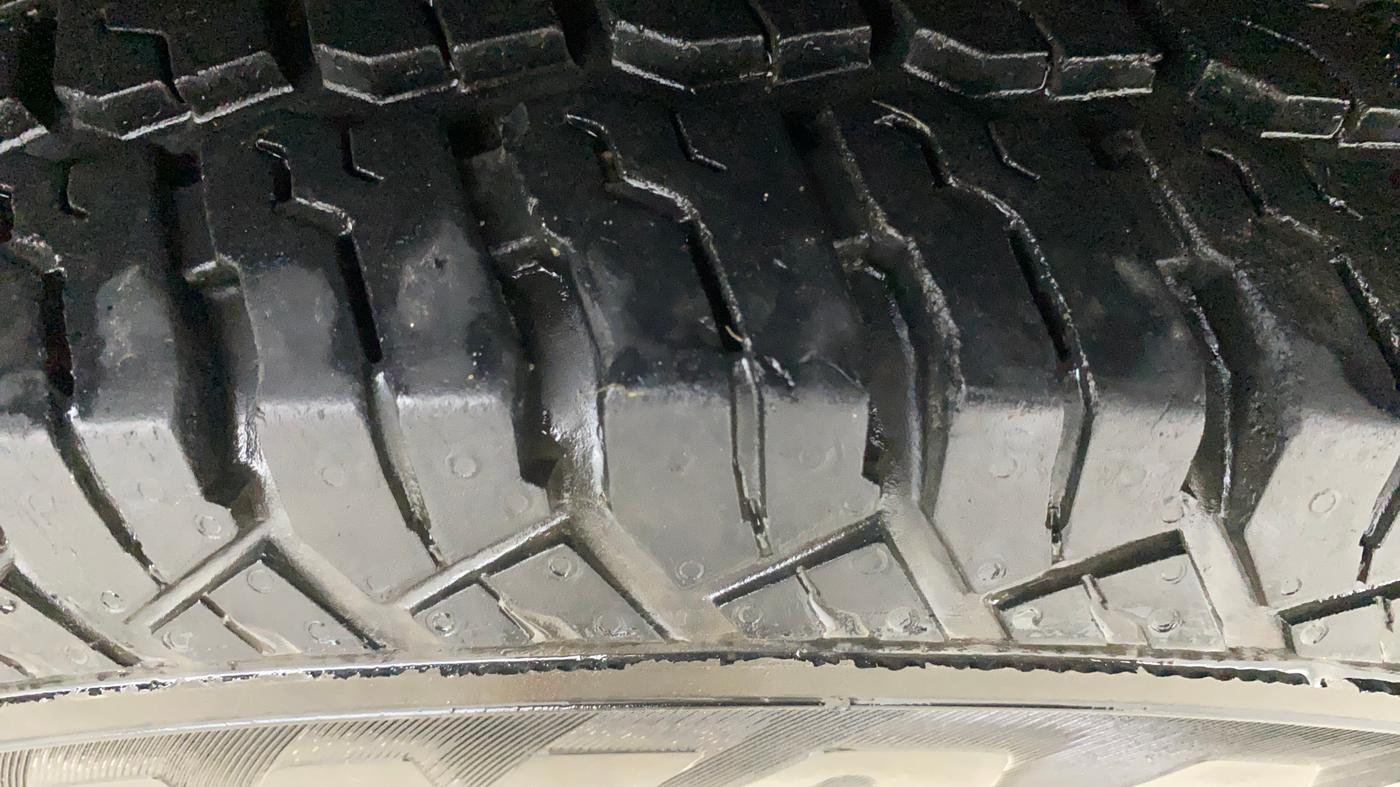 2017 Mahindra TUV300 T10 DUAL TONE, Diesel, Manual, 65,100 km, Left Rear Tyre Tread