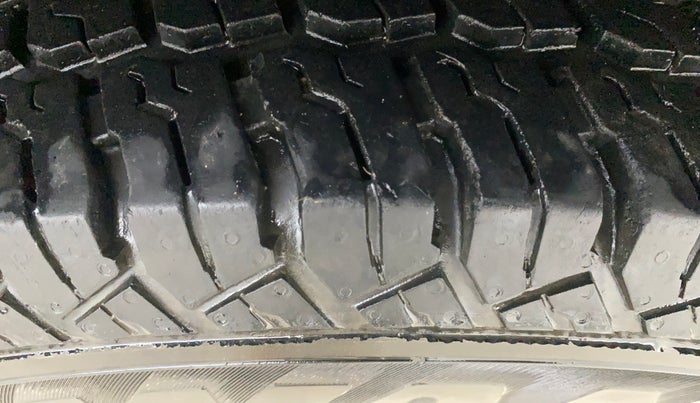 2017 Mahindra TUV300 T10 DUAL TONE, Diesel, Manual, 65,032 km, Left Rear Tyre Tread