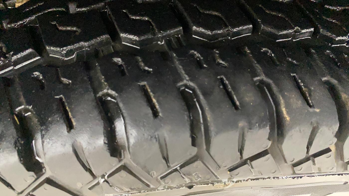2017 Mahindra TUV300 T10 DUAL TONE, Diesel, Manual, 65,100 km, Right Front Tyre Tread