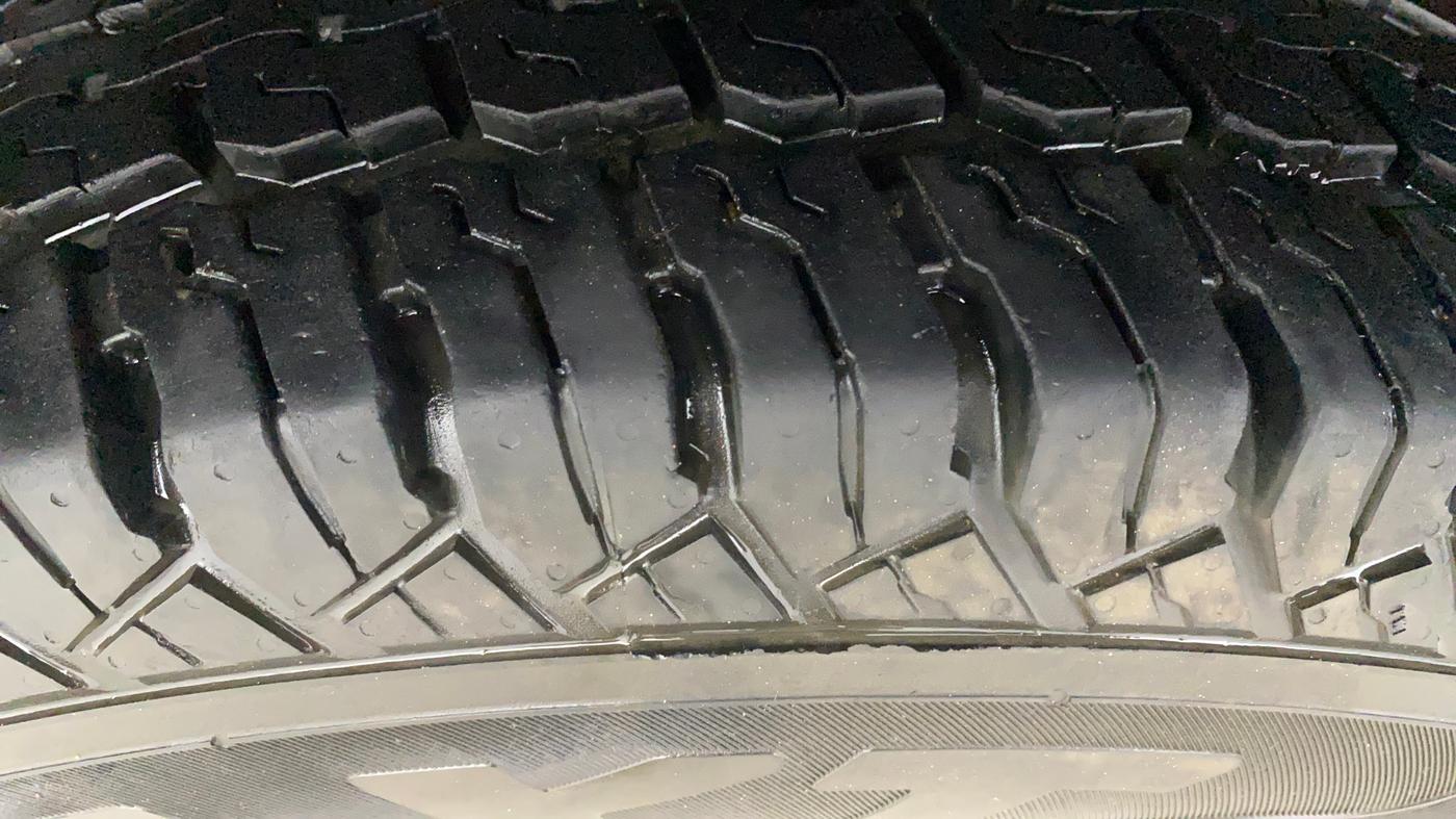 2017 Mahindra TUV300 T10 DUAL TONE, Diesel, Manual, 65,100 km, Right Rear Tyre Tread