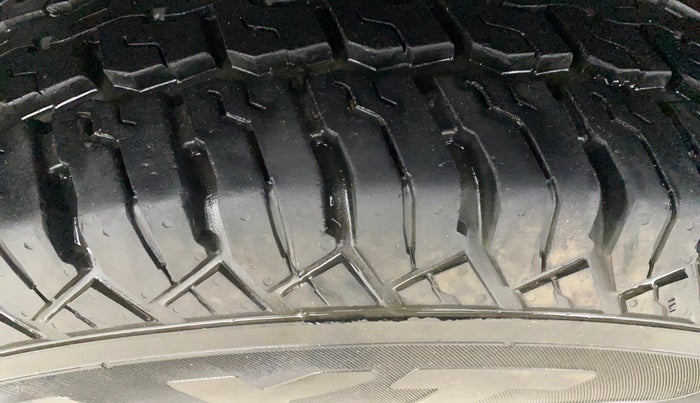 2017 Mahindra TUV300 T10 DUAL TONE, Diesel, Manual, 65,032 km, Right Rear Tyre Tread