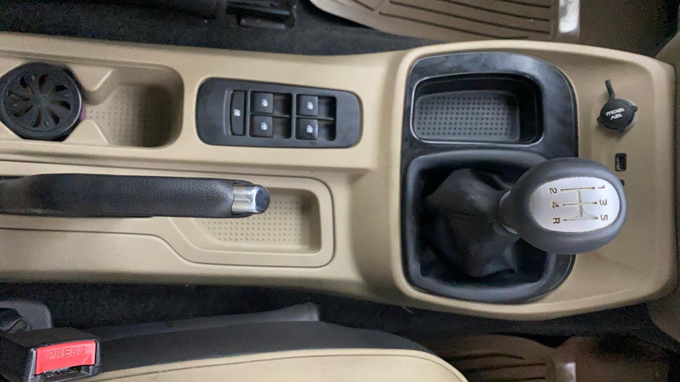2017 Mahindra TUV300 T10 DUAL TONE, Diesel, Manual, 65,100 km, Gear Lever