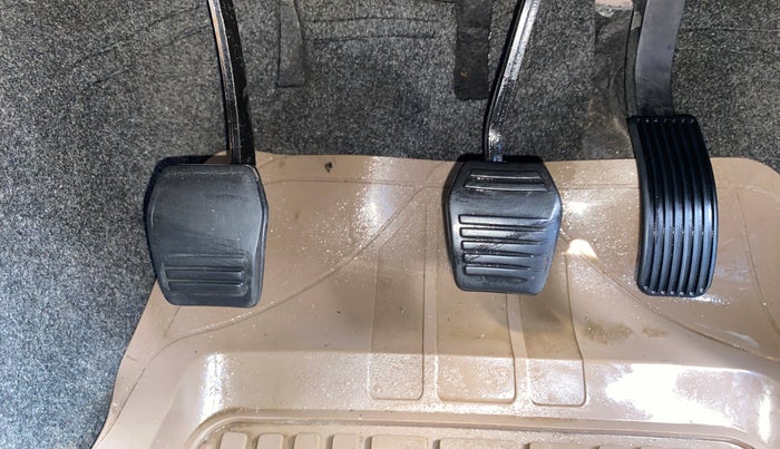 2017 Mahindra TUV300 T10 DUAL TONE, Diesel, Manual, 65,032 km, Pedals