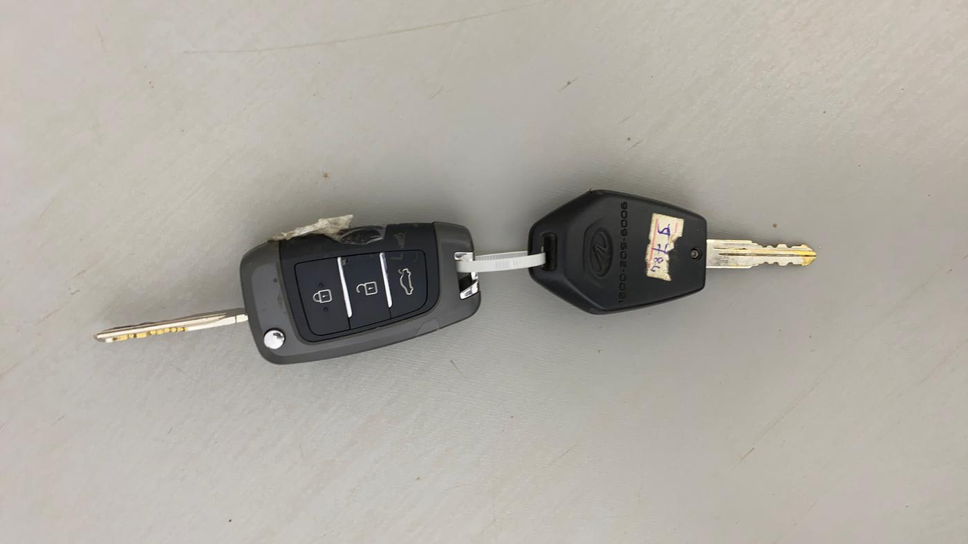 2017 Mahindra TUV300 T10 DUAL TONE, Diesel, Manual, 65,100 km, Key Close Up