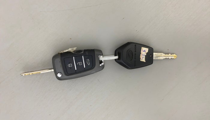 2017 Mahindra TUV300 T10 DUAL TONE, Diesel, Manual, 65,032 km, Key Close Up