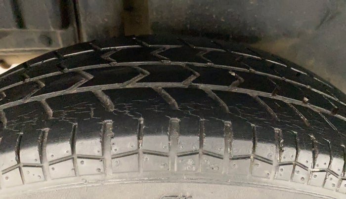 2014 Maruti Swift Dzire VXI, Petrol, Manual, 49,339 km, Right Rear Tyre Tread