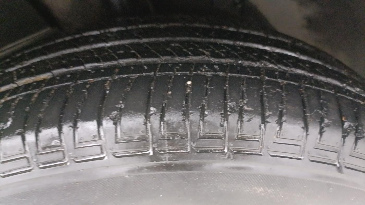 2017 Mahindra XUV500 W10 AT 1.99, Diesel, Automatic, 96,678 km, Left Front Tyre Tread