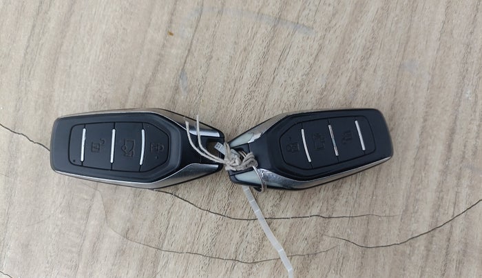 2017 Mahindra XUV500 W10 AT 1.99, Diesel, Automatic, 96,678 km, Key Close Up
