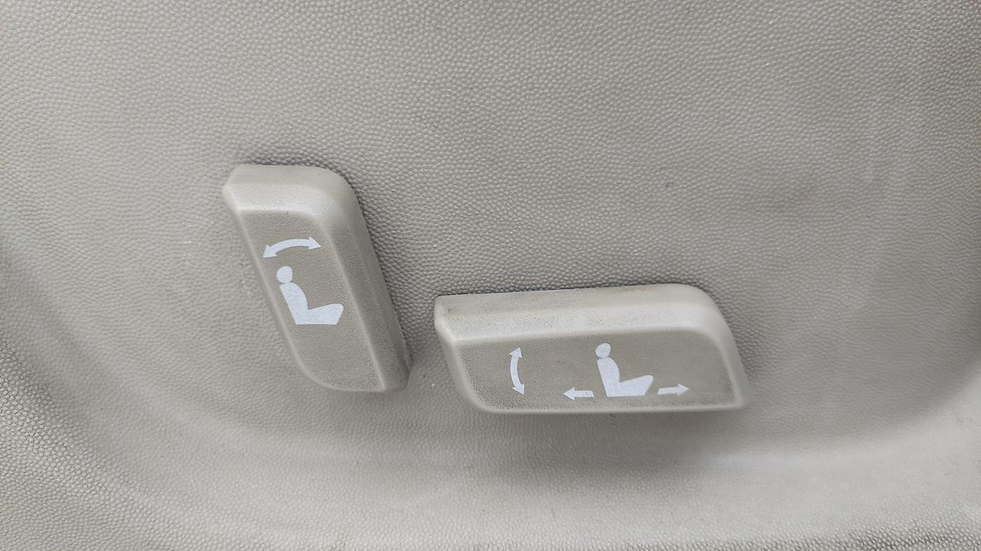 2017 Mahindra XUV500 W10 AT 1.99, Diesel, Automatic, 96,678 km, Driver Side Adjustment Panel