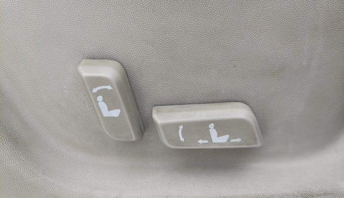 2017 Mahindra XUV500 W10 AT 1.99, Diesel, Automatic, 96,678 km, Driver Side Adjustment Panel