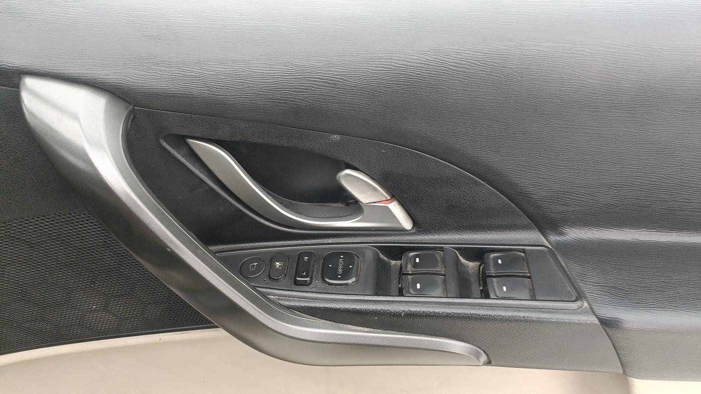 2017 Mahindra XUV500 W10 AT 1.99, Diesel, Automatic, 96,678 km, Driver Side Door Panels Control