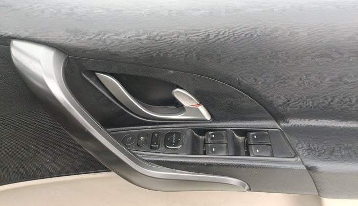 2017 Mahindra XUV500 W10 AT 1.99, Diesel, Automatic, 96,678 km, Driver Side Door Panels Control