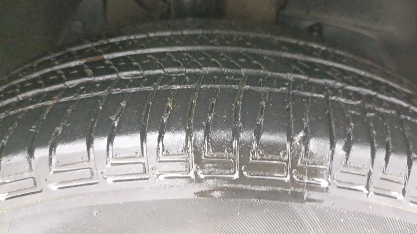 2017 Mahindra XUV500 W10 AT 1.99, Diesel, Automatic, 96,678 km, Right Front Tyre Tread
