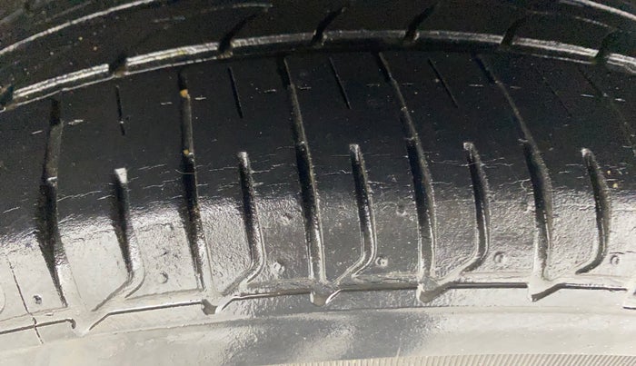 2014 Hyundai Verna FLUIDIC 1.6 VTVT SX, Petrol, Manual, 81,762 km, Left Rear Tyre Tread