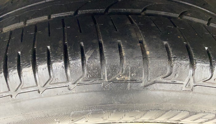 2014 Hyundai Verna FLUIDIC 1.6 VTVT SX, Petrol, Manual, 81,762 km, Right Rear Tyre Tread