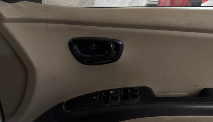 2014 Hyundai i10 MAGNA 1.1, CNG, Manual, 65,315 km, Driver Side Door Panels Control