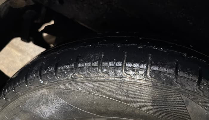 2014 Hyundai i10 MAGNA 1.1, CNG, Manual, 65,315 km, Right Rear Tyre Tread