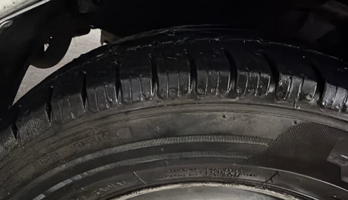 2014 Hyundai i10 MAGNA 1.1, CNG, Manual, 65,315 km, Left Front Tyre Tread