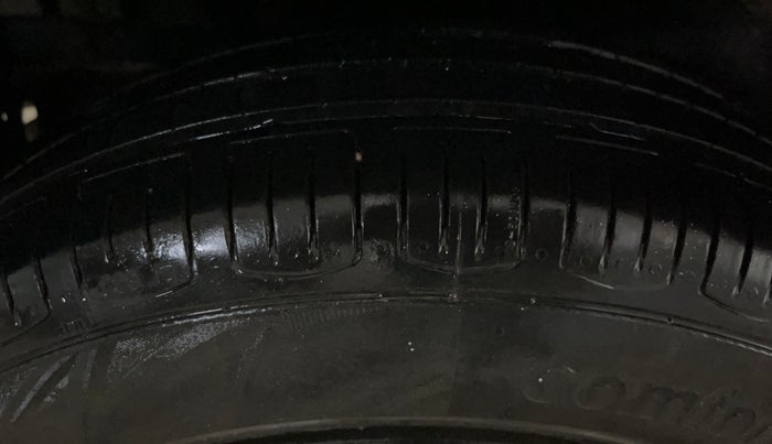 2013 Maruti Swift VXI, Petrol, Manual, 64,228 km, Right Rear Tyre Tread