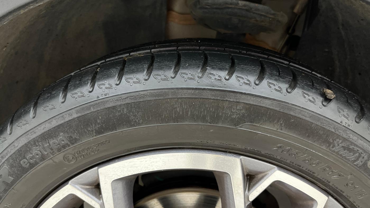 2022 Skoda KUSHAQ STYLE 1.0L TSI AT (6 AIRBAGS), Petrol, Automatic, 12,081 km, Left Front Tyre Tread